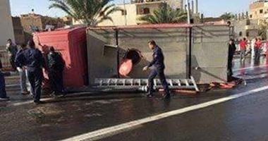 انقلاب سيارة مطافى على طريق المطار فى الأقصر