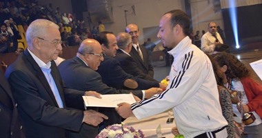 بالصور .. الزهور يكرم لاعبيه بحضور مساعد وزير الرياضة