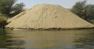المسطحات المائية تزيل تعديات على النيل بمنطقة الزمالك