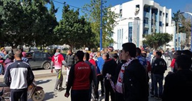 بالصور.. نقل حكم فى الجزائر إلى المستشفى بسبب شغب الجماهير