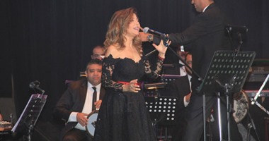 بالصور.. سميرة سعيد تحيى حفلا غنائيا ناجحا بحضور نجوم الفن والإعلام.. "الديفا" تبدأ الحفل بأغنية "ع البال" وتشعل حماس الجمهور بأغانى ألبومها الجديد "عايزة أعيش".. وتوجه التحية لـ"العبقرى" بليغ حمدى