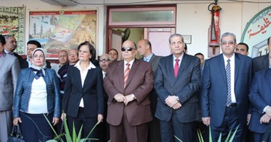 بالصور..وزير التعليم يحضر الطابور ويتفقد المعامل بمدرسة إعدادية فى المنصورة