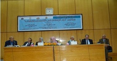 بالصور.. مناقشة دور الإعلام فى التصدى للإرهاب فى مؤتمر بجامعة أسيوط