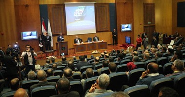 وزير النقل يجتمع مع رؤساء الغرف الملاحية والنواب بميناء الإسكندرية