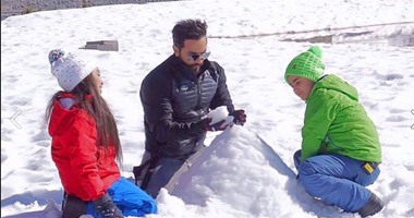 تامر حسنى ينشر صورة يلهو بكرات الثلج مع فريقه فى "the voice kids"