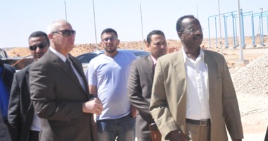 محافظ أسوان يتفقد القرى النوبية الجديدة ويستمع لمطالب الأهالى واحتياجاتهم
