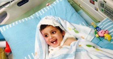 الطفل الفلسطينى "دوابشة" الناجى من احراق منزل عائلته يعود إلى قريته