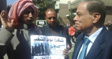 شباب يستقبلون النائب كمال أحمد بالورود:"شكرا بنحترمك "‎