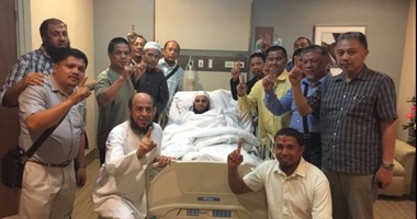 عائض القرنى ينشر صورة على "تويتر" مع دعاة فلبينيين