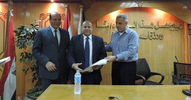 مدير أمن الجيزة يكرم ضابط بمباحث الأموال العامة لتفانيه فى العمل