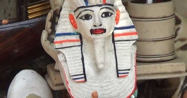 بالفيديو..بعد لصق الأصلى بـ”الصمغ”..تمثال توت عنخ أمون بـ”روج أحمر” فى شارع المعز