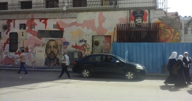 بالصور.. الجامعة الأمريكية تزيل سور الجرافيتى بشارع محمد محمود
