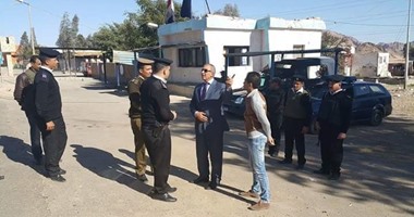 بالصور.. محافظ البحر الأحمر يتفقد الحالة الأمنية بكمين 85 على طريق قنا