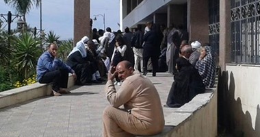 وقفة لأصحاب المحال التجارية بسوق الأنصارى بالسويس للمطالبة بإزالة الإشغالات
