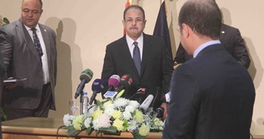 وزير الداخلية: الخروج عن معايير التعامل مع المواطنين ينعكس سلبا على الشرطة