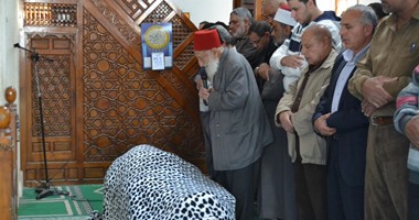بالصور.. تشيع جثمان المؤرخ السويسى حسين العشى