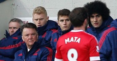 فان جال يشرب من نفس الكأس.. ينتقد ماتا للطرد والجماهير تطالبه بالرحيل