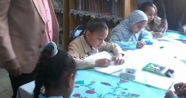 بالصور.. تعليم الأطفال القراءة الحرة والفنون بقصر ثقافة المدامود بالأقصر