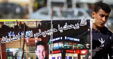 تجمهر أهالى قتيل الدرب الأحمر أمام محكمة التجمع تزامنا مع محاكمة المتهم