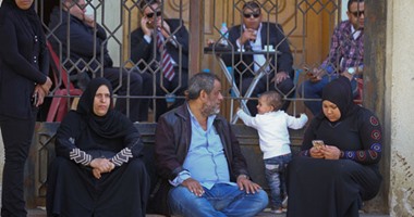 بالصور.. الأمن المركزى يؤمن المتهم بقتل سائق الدرب الأحمر وتمنع المتواجدين من رؤيته
