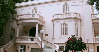 طالب بكلية فنون جميلة بالأقصر يرسم لوحة تعبر عن تاريخ السينما المصرية