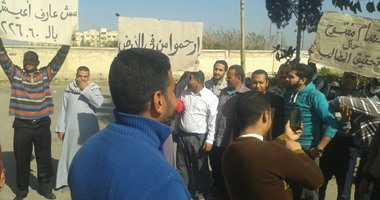 لليوم السابع.. عمال سجاد دمنهور يواصلون الإضراب للمطالبة بزيادة المرتبات