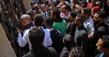بالصور.. أهالى قتيل الدرب الأحمر يعتدون لفظيا على دفاع المتهم داخل قاعة المحكمة
