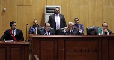 بالصور.. قاضى أحداث عنف الإسماعيلية يطلع متهمًا على تحريات الأمن الوطنى