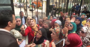 بالصور.. حملة الماجستير يفترشون الأرض أمام بوابة مجلس النواب