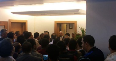 بالفيديو والصور.. وقفة لموظفى المصرية للاتصالات بسبب تقليص توزيع الأرباح