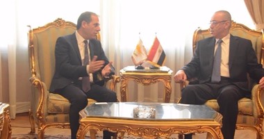 بالصور.. وزير الطيران يستقبل وزير النقل القبرصى لتوقيع اتفاقية بين البلدين