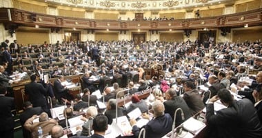 تفاصيل صفقة "دعم مصر" مع الأحزاب لتمرير مواد الخلاف باللائحة بشعار "هات وخد".. جلسة برعاية "عبد العال" تنتهى بتخفيض نسبة المحافظات بالائتلاف وتأجيل شرط الـ10 نواب باللجنة العامة مقابل تمرير المادة 97
