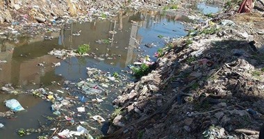 بالصور.. "مصرف الجنينة" بالبحيرة مصدر للتلوث يهدد أهالى قرية "نفرة"