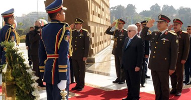 رئيس العراق يضع أكاليل الزهور على قبر الجندى المجهول والسادات وعبد الناصر