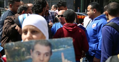 موظفو "عكاشة" يخرقون قانون التظاهر أمام البرلمان ويطالبون بـ"حله".. "أسامة شرشر" يجدد مطلبه بعرض نائب التطبيع على طبيب نفسى.. ويصف الوقفة بـ"الشذوذ السياسى".. ونواب يطالبون الداخلية بتطبيق القانون