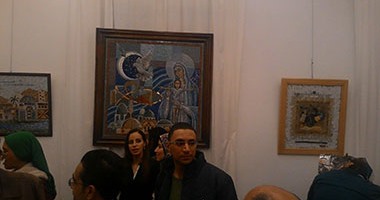 فنانون يناقشون قضايا الوحدة الوطنية فى لوحات الموزايك بجاليرى