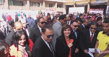 وزير الشباب يداعب طالبات عين شمس: "إيه الحلاوة دى أكيد معندكوش أنيميا"