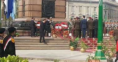 بالصور .. محافظ الاسكندرية يضع اكليل الزهور على قبر الجندى المجهول فى ذكرى يوم الشهيد