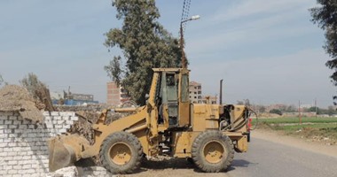 بالصور.. حملة لإزالة التعديات على الطرق والأراضى الزراعية ببنها