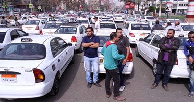 سائقو التاكسى الأبيض المتظاهرون بمصطفى محمود يطالبون بلقاء رئيس الوزراء