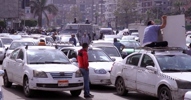 عضو بالبرلمان يلتقى سائقى التاكسى الأبيض لحل أزمتهم
