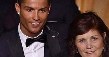 فى يوم المرأة.. كريستيانو رونالدو مع والدته والشاب خالد يهدى أغنية للنساء