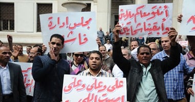 بالصور.. مئات العاملين بالمصرية للاتصالات بـ"رمسيس" يحتجون ضد تقليص أرباحهم
