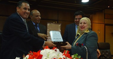 بالصور.. جامعة طنطا تكرم أول سيدة تحظى بعضوية مجمع اللغة العربية المصرى