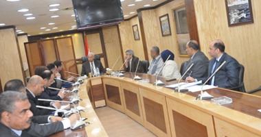 محافظ أسوان يجتمع مع نائب وزير التربية والتعليم لبحث تطوير المدارس الفنية
