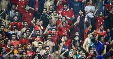 بالصور.. ألتراس أهلاوى يغادر الصالة المغطاة بعد إلغاء قمة السلة