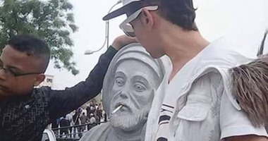تشويه الميادين فن عربى.. الجزائر تتدخل لإزالة تمثال "العربى بن مهيدى" بعد تشويهه.. وابن باديس "كئيب".. ونحات "ابن خلدون" فى تونس يعترف "دى صورتى"
