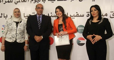 بالصور.. المطربة آية عبدالله تغنى لشريهان أبو الحسن بكواليس تكريم اليوم العالمى للمرأة