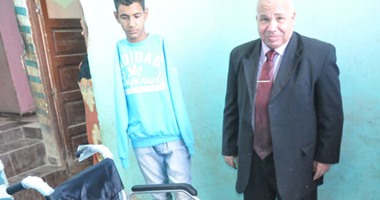 محافظ أسوان يهدى طفل تعرض لحادث صعق كهربائى كرسى متحرك