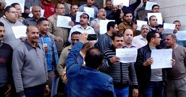 بالصور.. تظاهر العاملين بالمصرية للاتصالات فى الغربية فى سنترال العجيزى بطنطا
